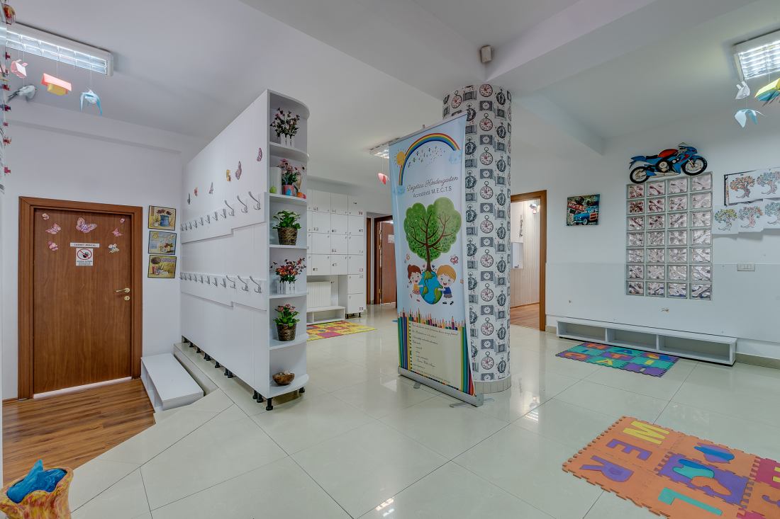 Gradinita degetica la intrare